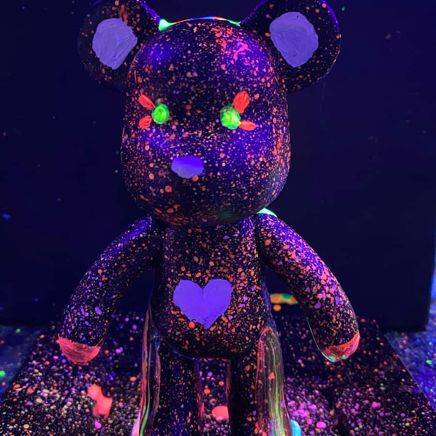 バルセロナ: ベアブリック蛍光塗装 |ワインとアート | GetYourGuide