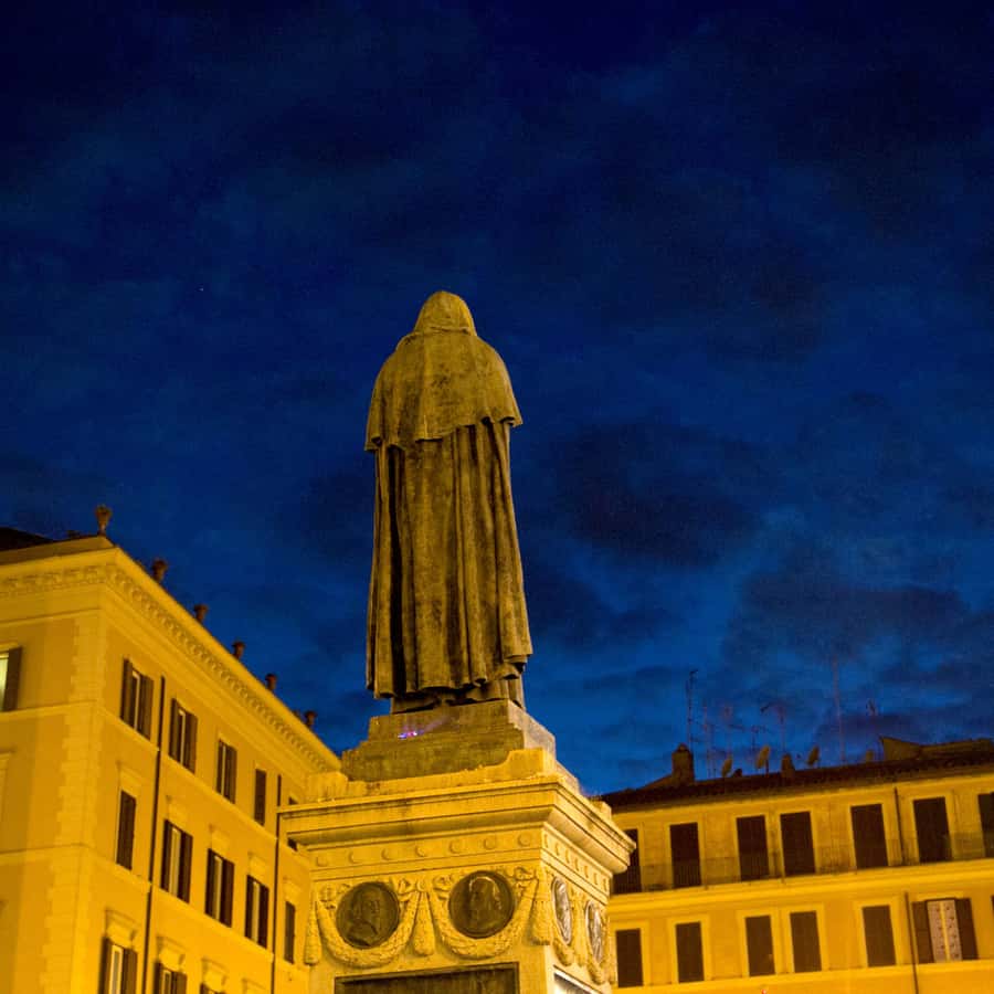 El corazón oscuro de Roma - Hechos, leyenda y tour a pie misterioso |  GetYourGuide, image size:900x900