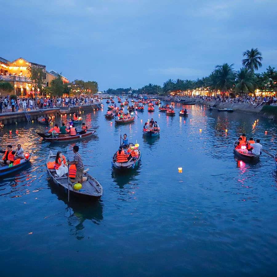 Hoi An : Hoai River Boat Trip by Night and Floating Lantern
