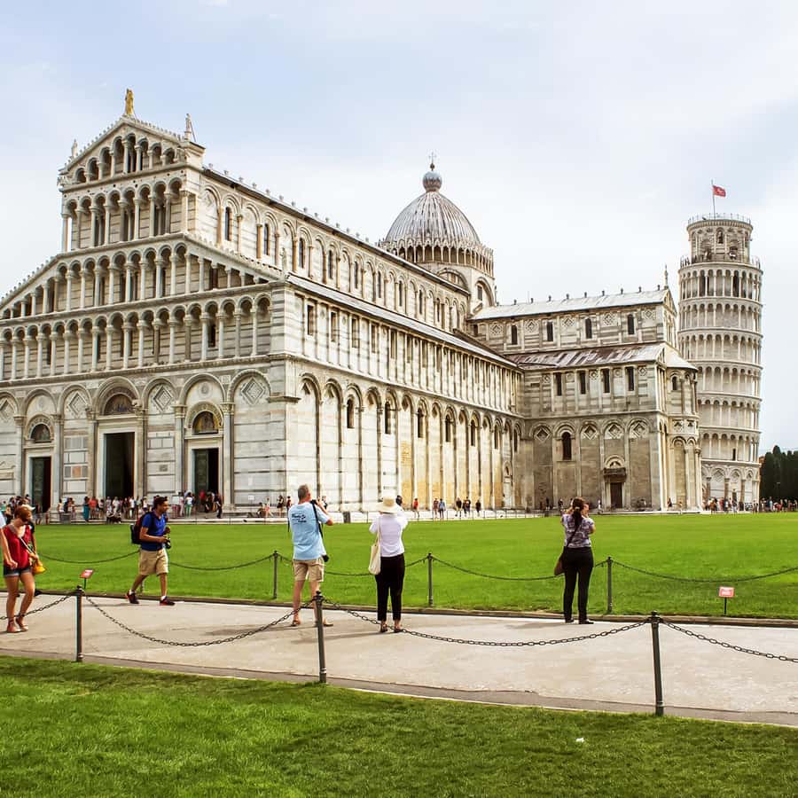 Scheve Toren van Pisa met de kathedraal op de achtergrond