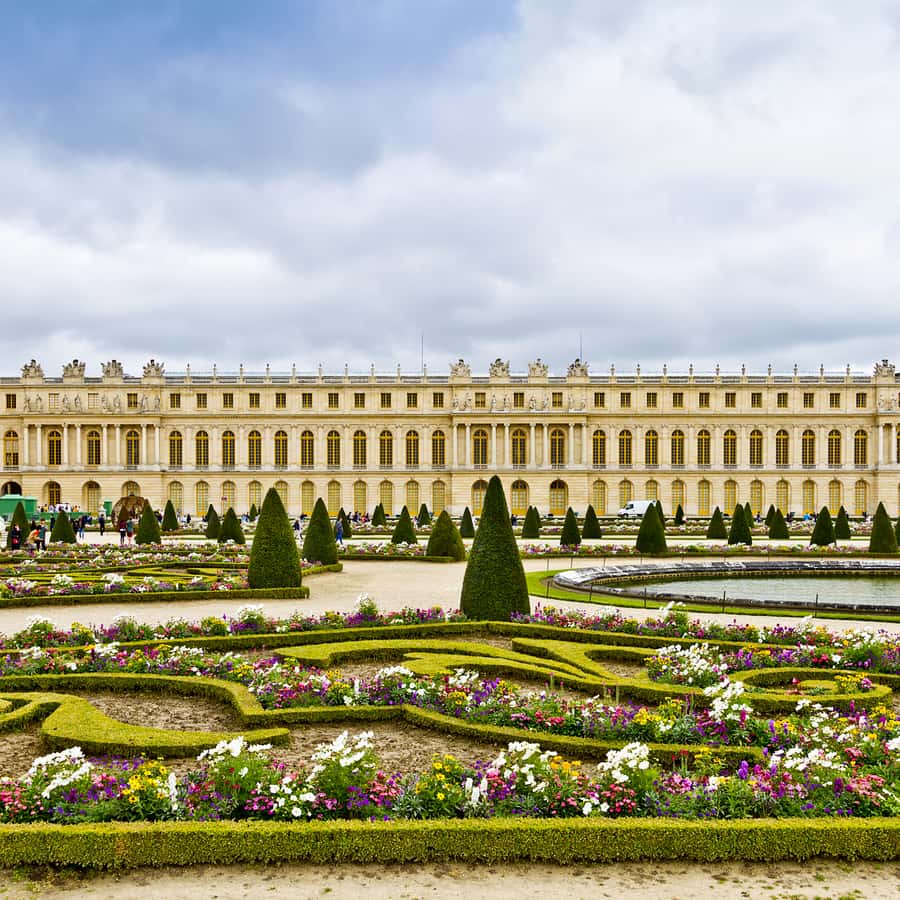 パリ発：ヴェルサイユ宮殿とルーブル美術館のガイド付きツアー