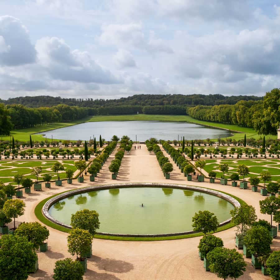 パリ発：ヴェルサイユ宮殿とルーブル美術館のガイド付きツアー