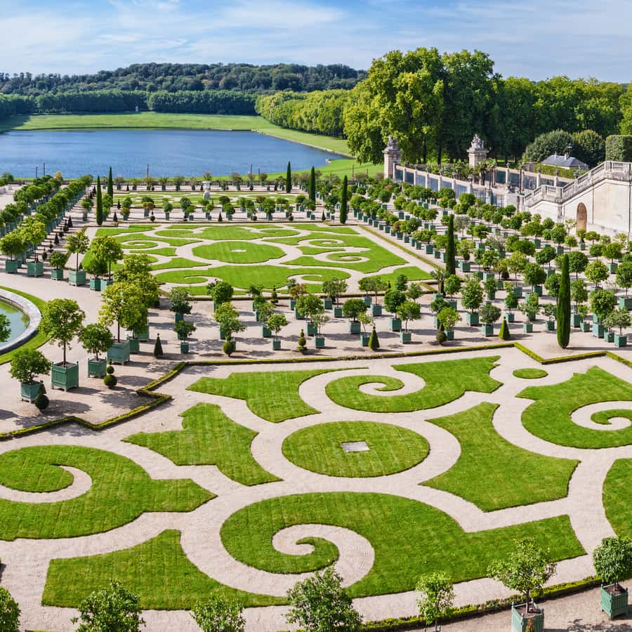 パリ発：ヴェルサイユ宮殿とルーブル美術館のガイド付きツアー