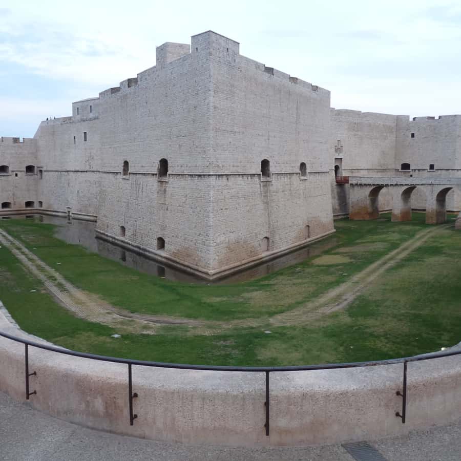 Palazzo Tresca, silenzio assordante per due anni» - Barletta news24city, image size:900x900