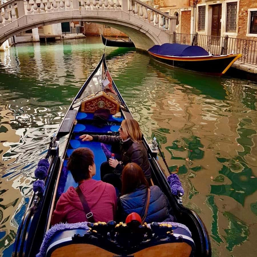 ベネチア：大運河ゴンドラ遊覧（30分）ガイド付き | GetYourGuide