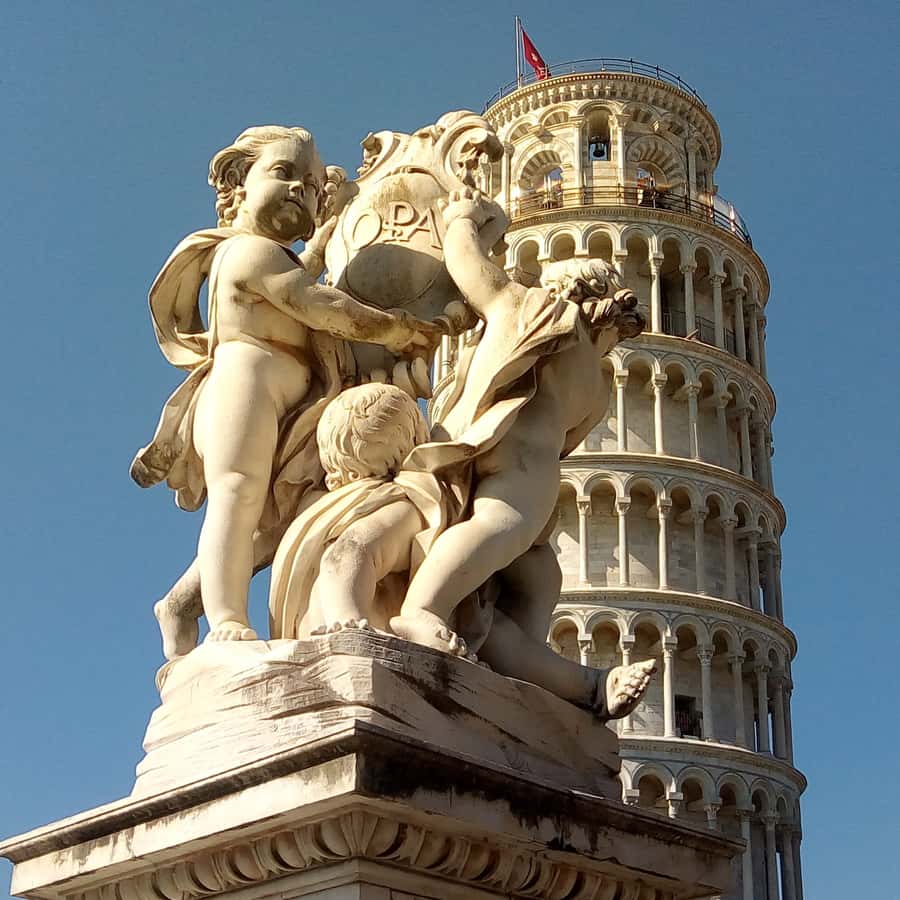 Gids met groep bij de Scheve Toren van Pisa tijdens een wandeling