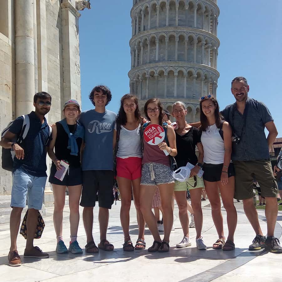 Groep wandelaars bij monumenten in Pisa