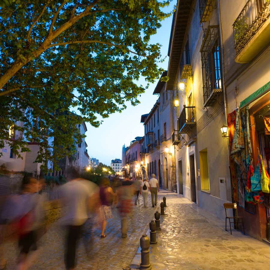 グラナダ：アルバイシンとサクロモンテの夜のウォーキングツアー