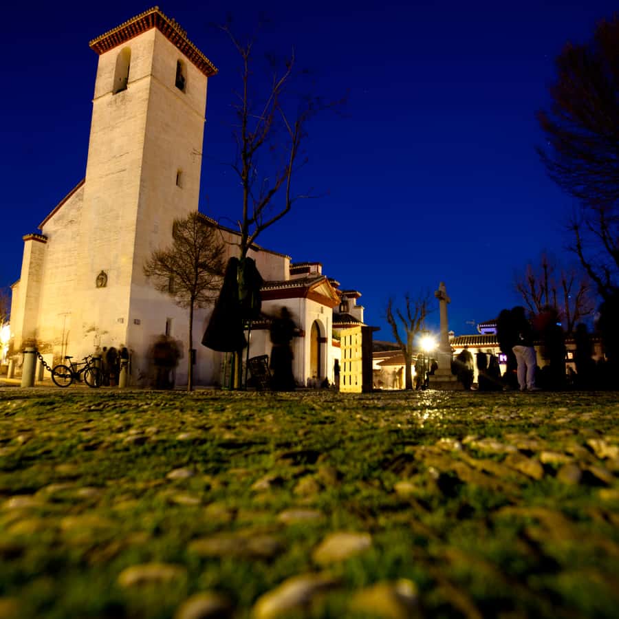 グラナダ：アルバイシンとサクロモンテの夜のウォーキングツアー