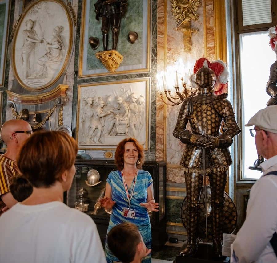 トリノ：サヴォイア王宮小グループガイドツアー | GetYourGuide