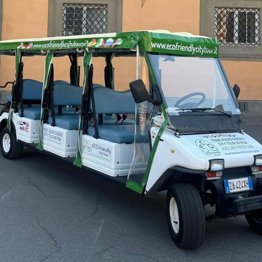 Gids en kleine groep in een rustig straatje van Pisa