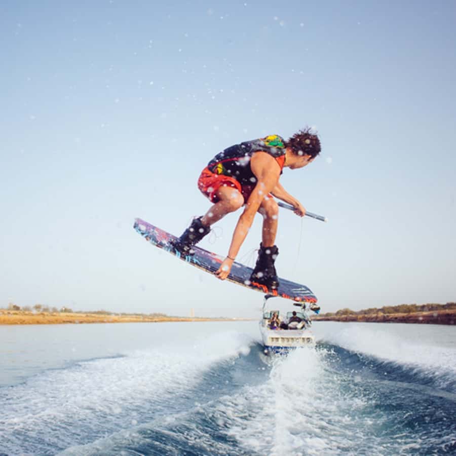 ドバイ：ドバイ マリーナ ウェイクサーフィンまたはウェイクボード体験