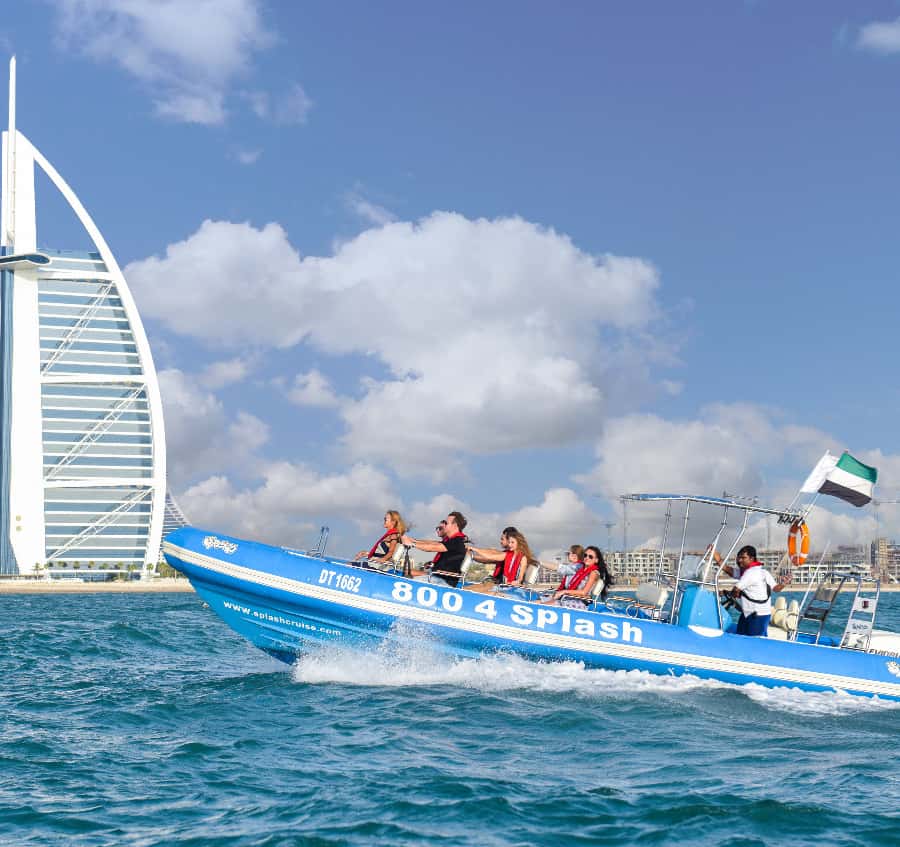 ドバイで新年を迎える3時間のミッドナイトクルーズ2026をお楽しみ