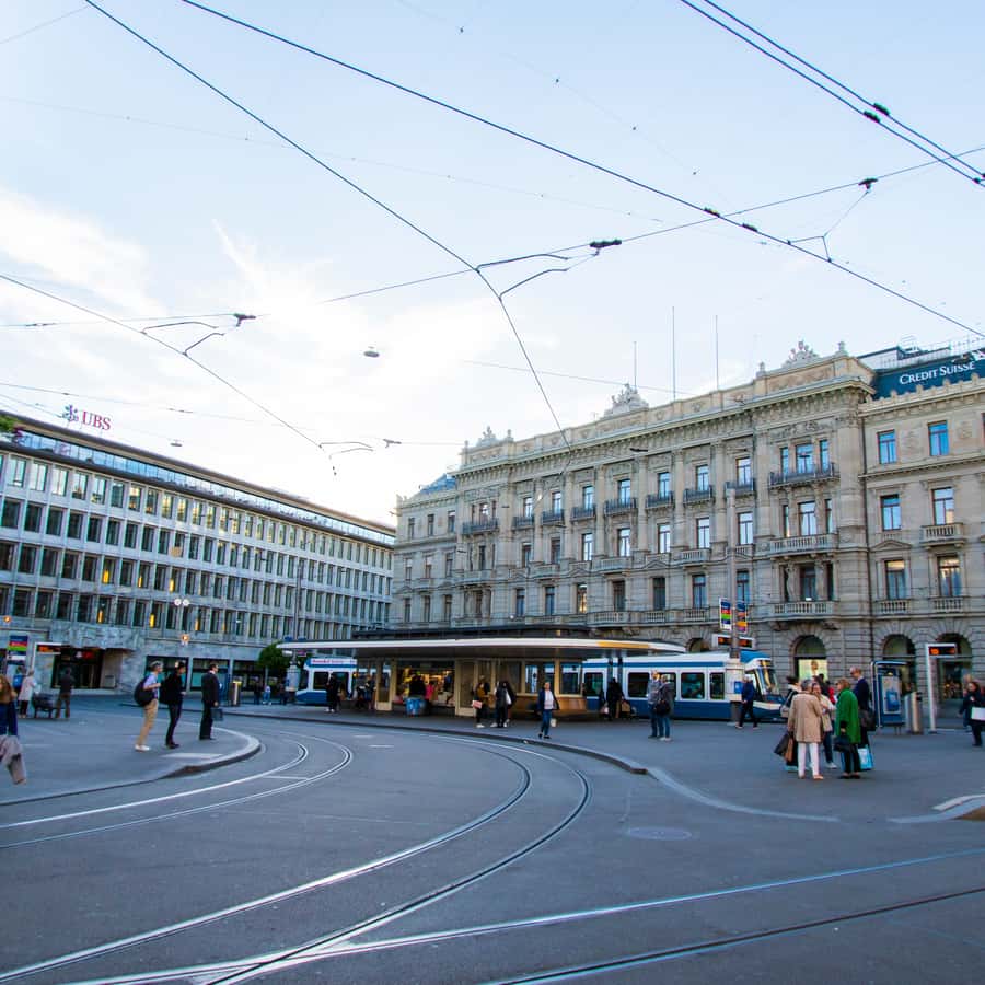 チューリッヒ：地元ガイドと行くスイス銀行の特別ツアー | GetYourGuide