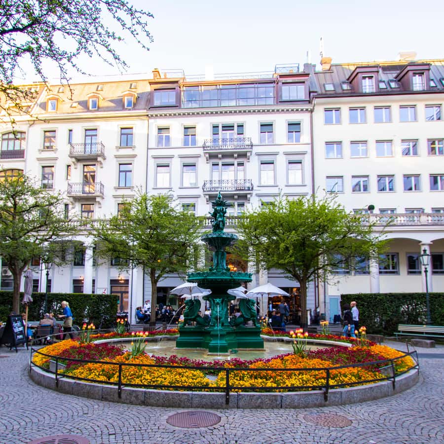 チューリッヒ：地元ガイドと行くスイス銀行の特別ツアー | GetYourGuide