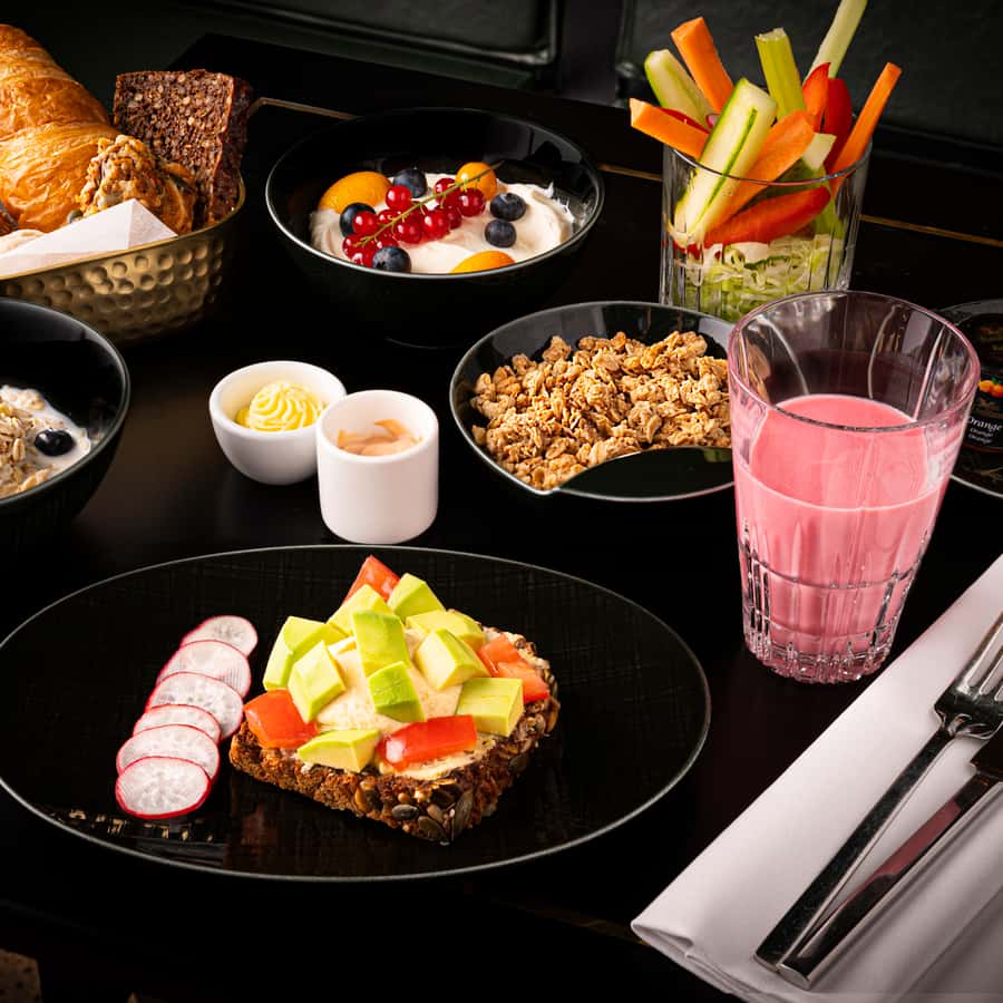 ベルリン：カフェ・ウィンターガルテンでの朝食 | GetYourGuide