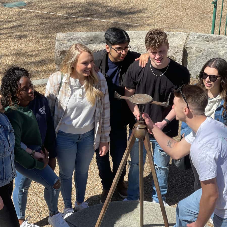 Williamsburg: Secrets of Williamsburg Walking Tour | GetYourGuide, image size:900x900