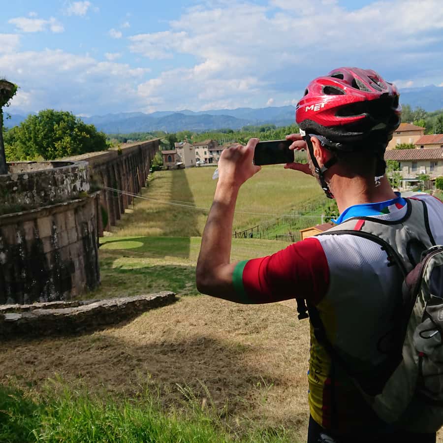 Fietsen tegen muur geparkeerd in Lucca
