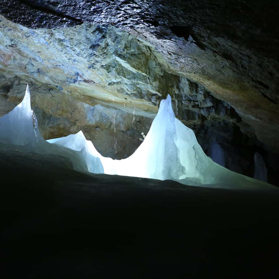 겨울 여행 중 바이칼호의 얼음동굴과 러시아 스톡 사진 1150887407 | Shutterstock, image size:900x900
