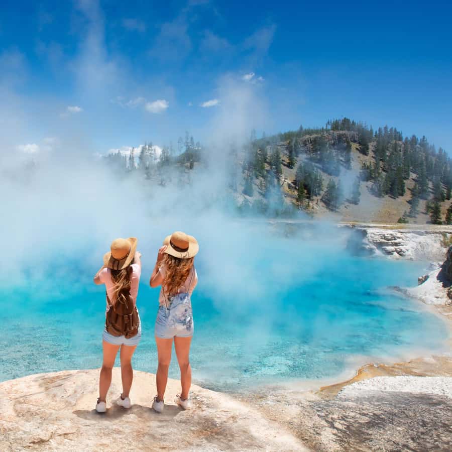 Yellowstone: Old Faithful, watervallen en wilde dieren dagtocht |  GetYourGuide