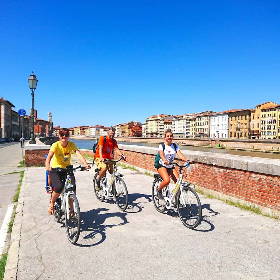 Fietser op landweg in Toscane tussen Pisa en Lucca