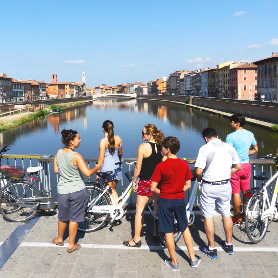 Uitzicht op Toscaanse velden tijdens fietstocht van Pisa naar Lucca