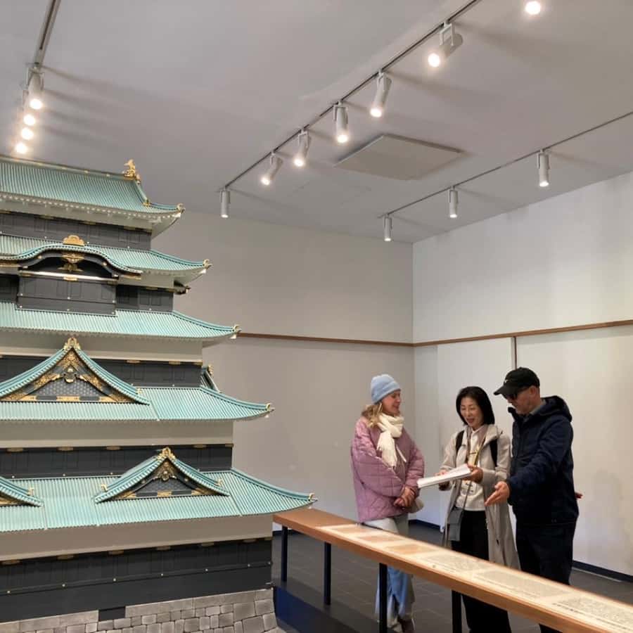 東京皇居東御苑 歴史ガイド付き | GetYourGuide