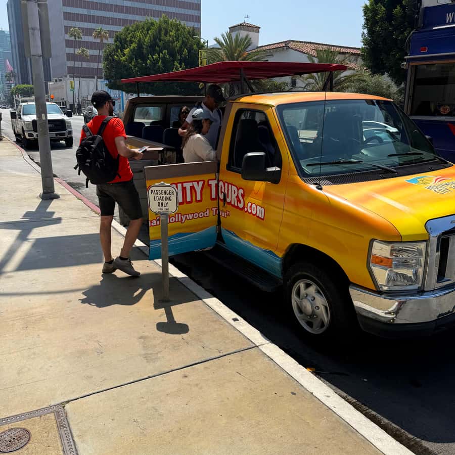 Los Angeles: Tour en autobús al aire libre por Hollywood y las casas de los  famosos | GetYourGuide, image size:900x900