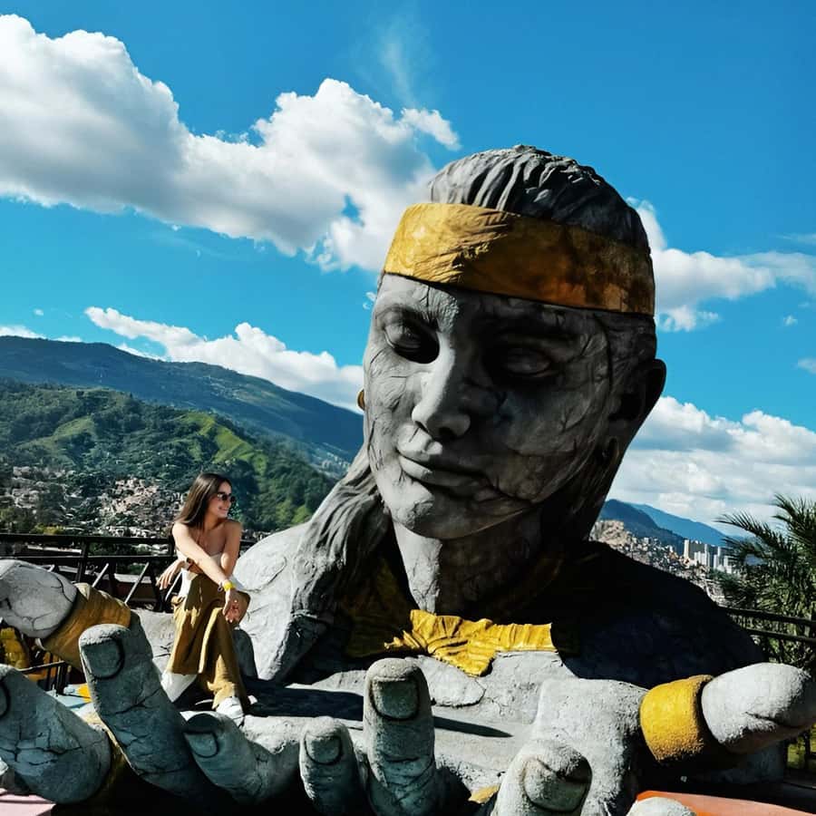 グラフィティ、ストーリー、そして味わい：コミューナ13の旅