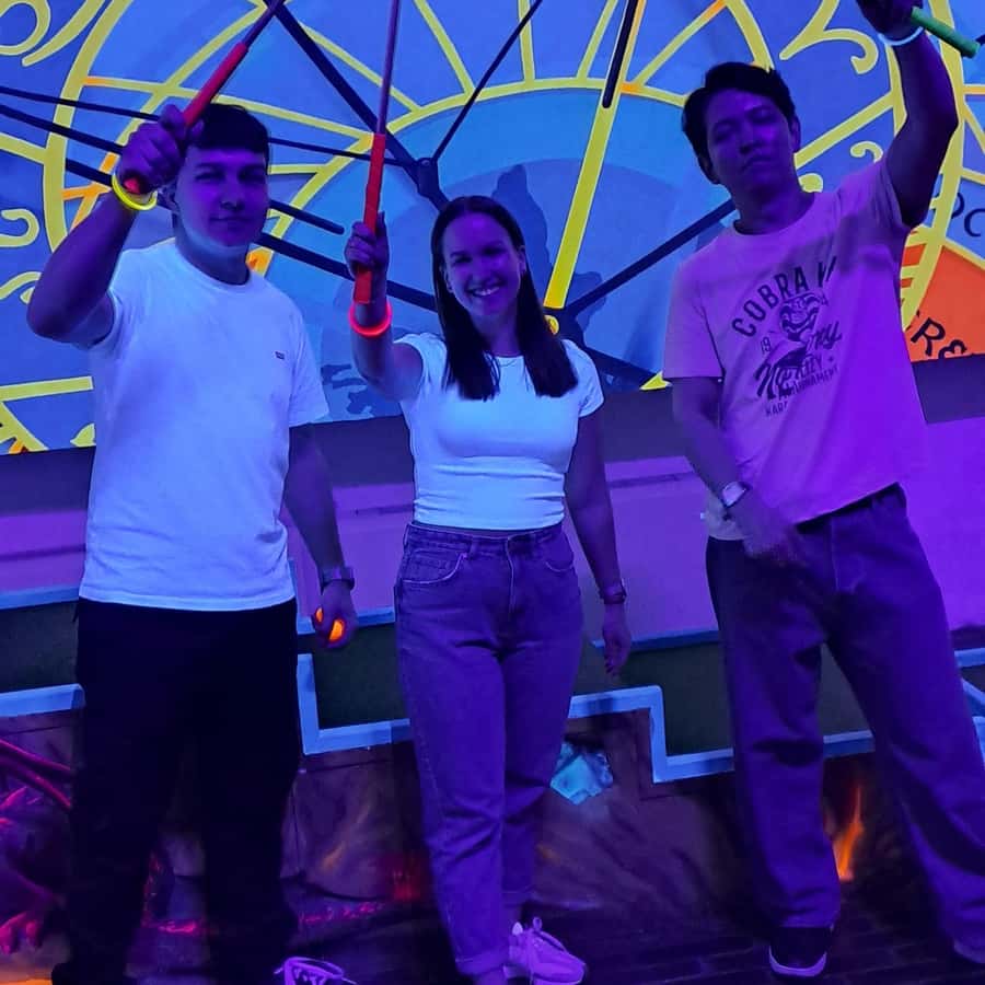 プラハ: UV ライトによるグロー ゴルフ ミニ ゴルフ ゲーム | GetYourGuide