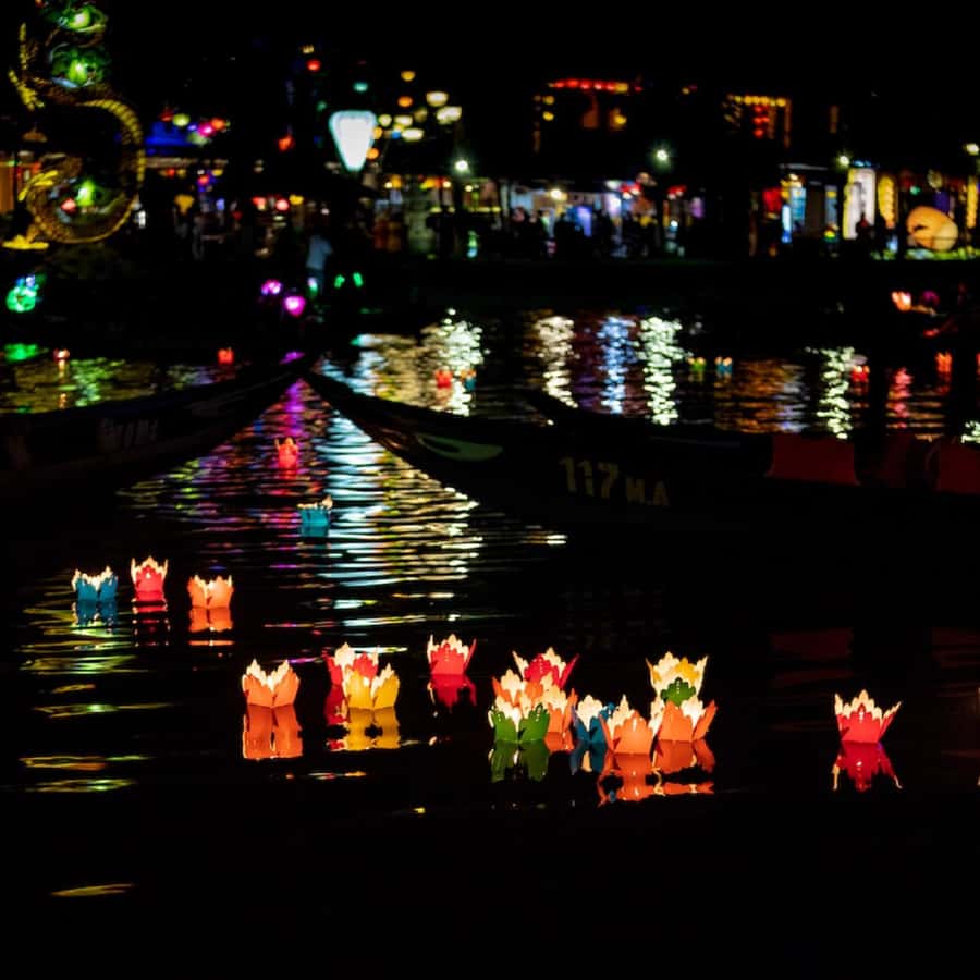 Hoi An : Hoai River Boat Trip by Night and Floating Lantern