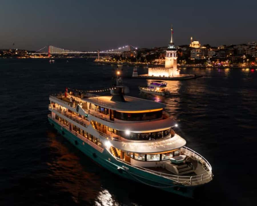 静謐なイスタンブールの黄昏 – 限定37部 イスタンブール：大晦日ボスポラス海峡クルーズディナー＆パーティー