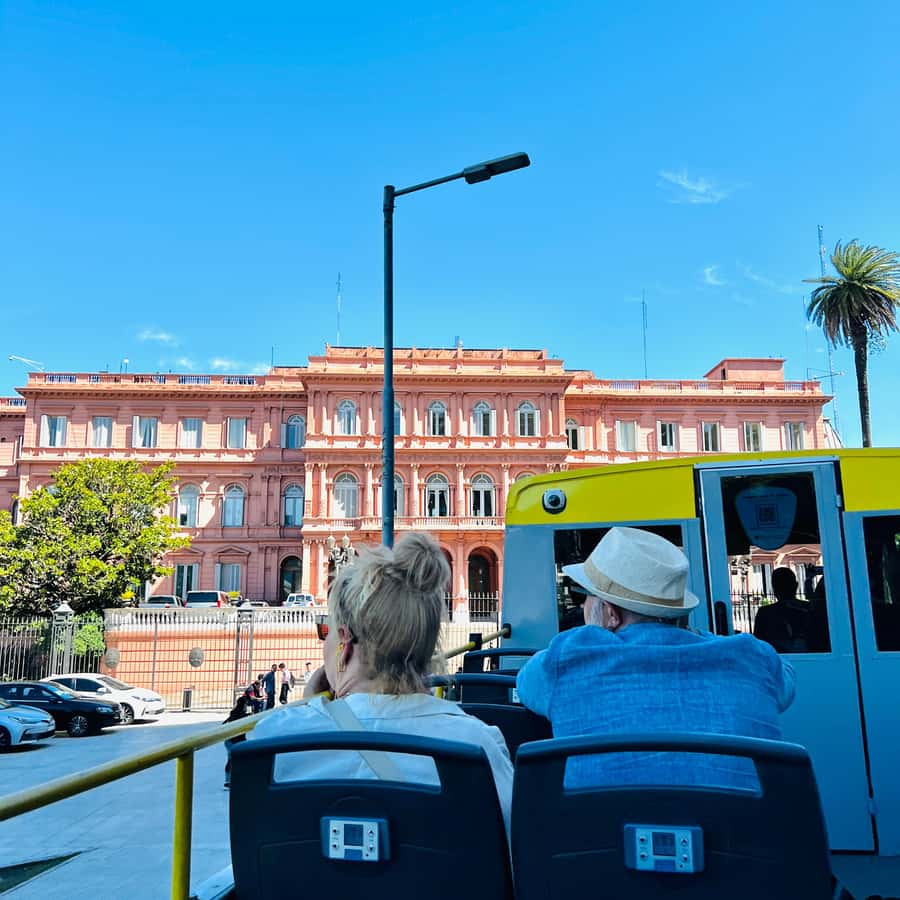 ブエノスアイレス：乗り降り自由のバスと限定特典 | GetYourGuide