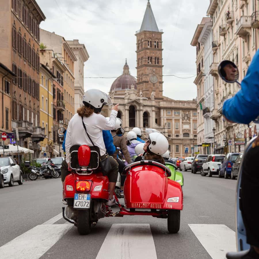 カプチーノ付き午前のベスパ サイドカー ツアー | GetYourGuide