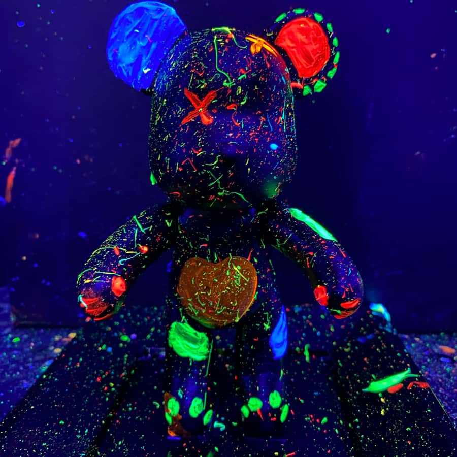 バルセロナ: ベアブリック蛍光塗装 |ワインとアート | GetYourGuide