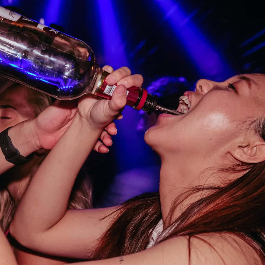 香港：畅饮无限制的顶级串酒吧之旅！ | GetYourGuide