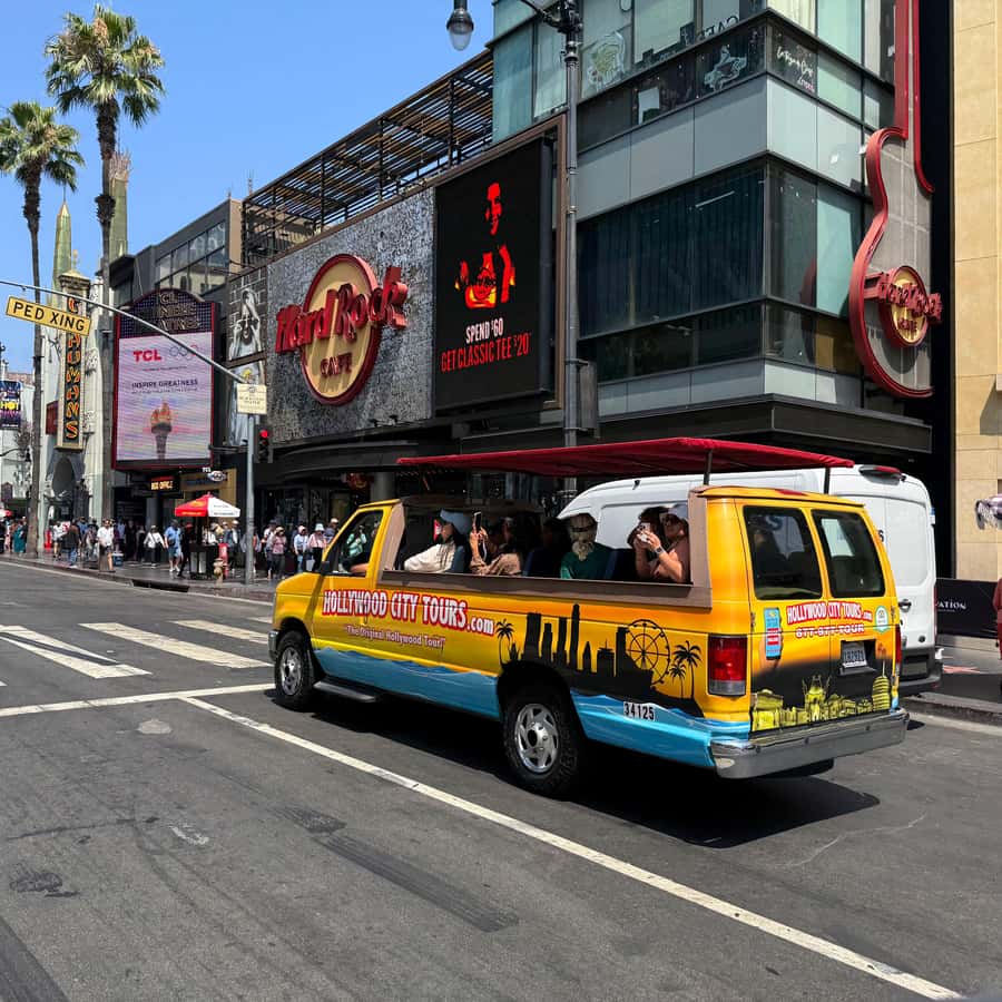 Los Angeles: Tour en autobús al aire libre por Hollywood y las casas de los  famosos | GetYourGuide, image size:900x900