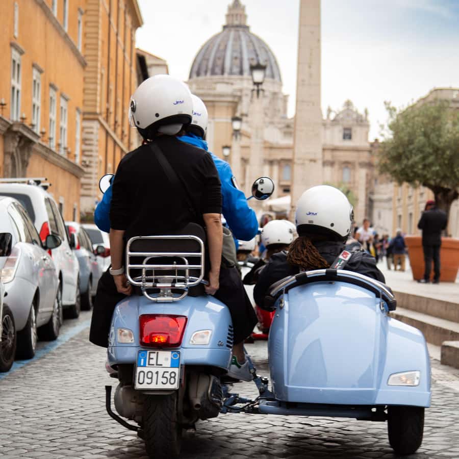 カプチーノ付き午前のベスパ サイドカー ツアー | GetYourGuide