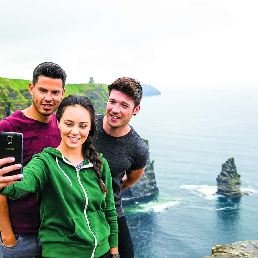 帮我们给第一只萨摩耶犬和第一只母狗起名字！！我们喜欢独特的人名，想让她的名字和我们家另一只狗的名字配得上！！ : r/NameMyDog, image size:900x900