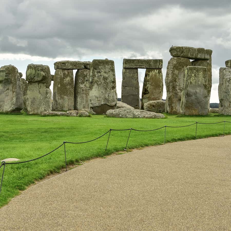 ロンドン発：入場料込みのストーンヘンジ朝日帰りツアー | GetYourGuide