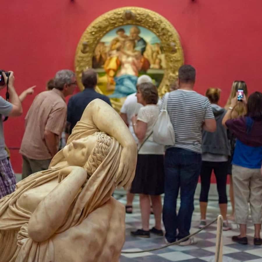 フィレンツェ：ウフィツィ美術館のテラスからの眺望を楽しむルネサンス