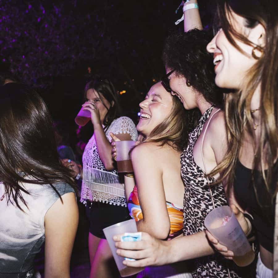 함부르크: 싱글 여성 바 & 클럽 투어 - 스파클링 와인, 샴페인, 샷 & 파티 | GetYourGuide