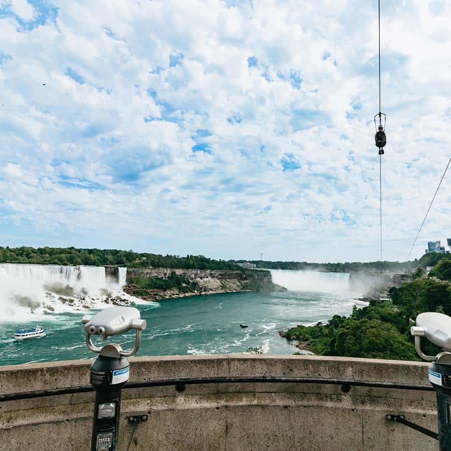 カナダ、ナイアガラの滝：滝へのジップライン | GetYourGuide