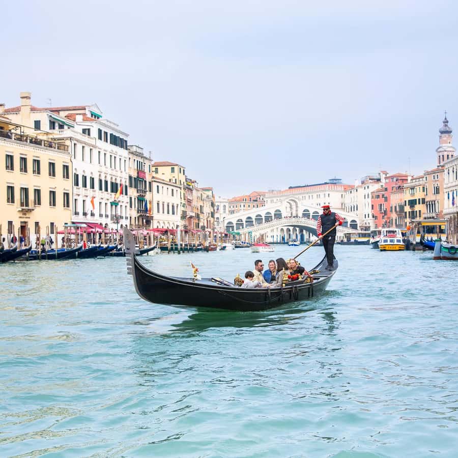 ヴェネツィア：大運河を渡るゴンドラ乗船 | GetYourGuide