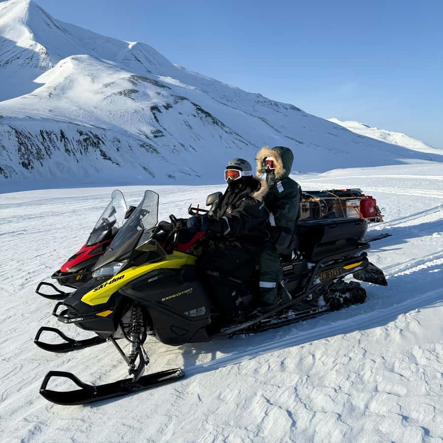 斯瓦尔巴群岛雪地摩托探险和冰洞探索| GetYourGuide