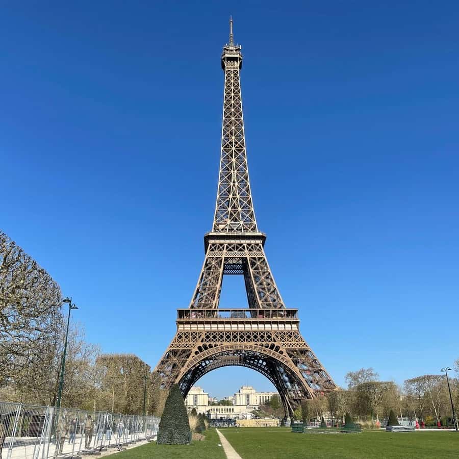 エッフェル塔山頂と2階へのアクセスガイドツアー | GetYourGuide
