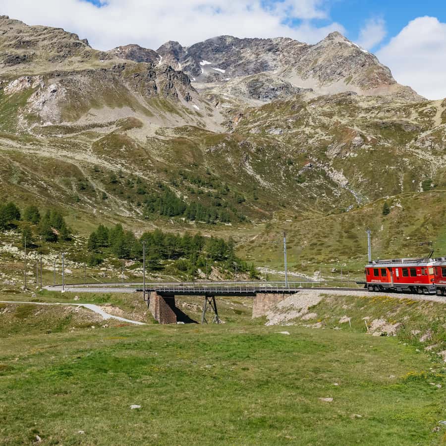 ティラーノからサンモリッツ：ベルニナ赤列車往復一日乗車券