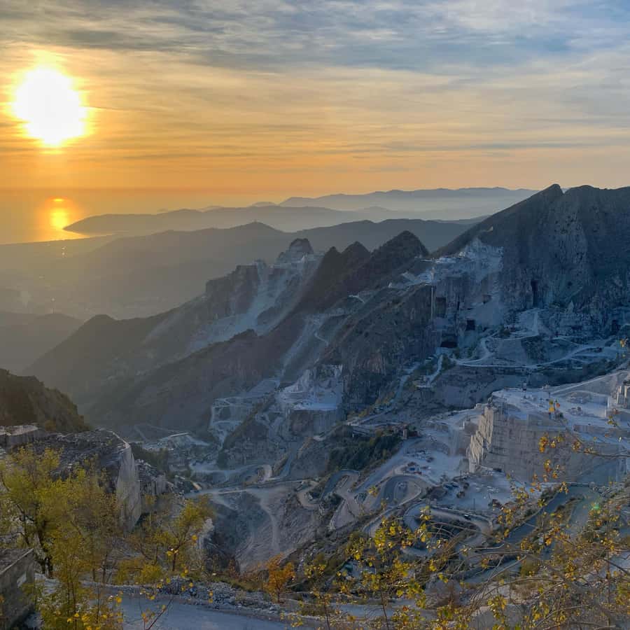 カッラーラ白大理石採石場見学、4X4体験 | GetYourGuide