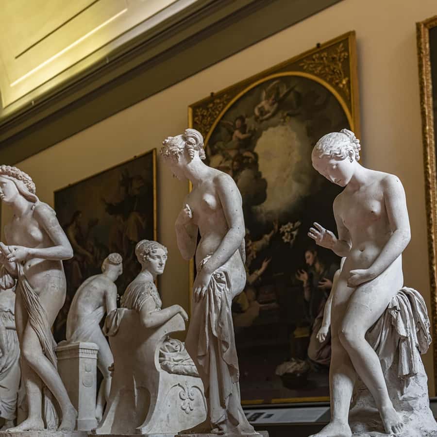 フィレンツェのアカデミア美術館：ミケランジェロのダビデ像と