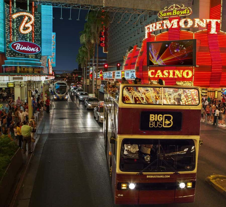 ラスベガス：ネオン博物館のナイト体験とオープントップバスツアーをお